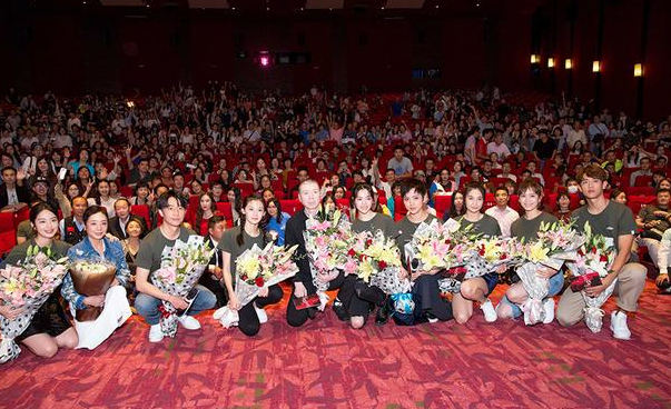 一瞬《芳華》戰(zhàn)火一生 馮小剛灑淚撤檔 這些軍工 一瞬《芳華》戰(zhàn)火一生 馮小剛灑淚撤檔 這些軍工