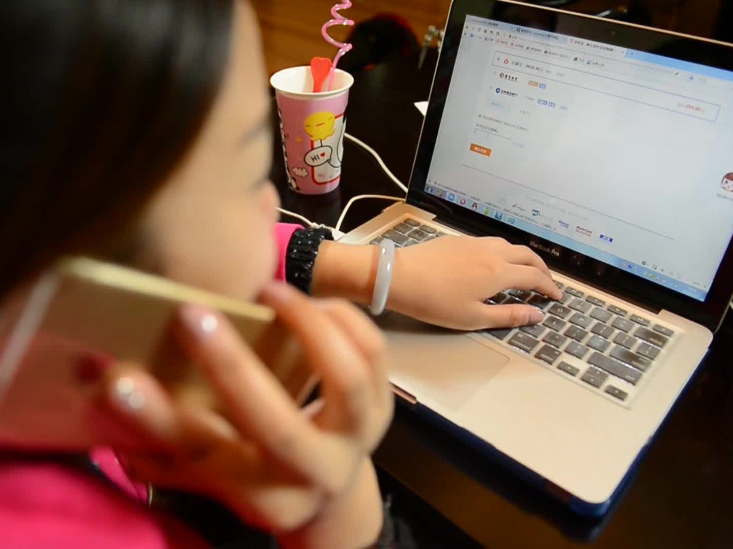 妻子“網(wǎng)購癮”瘋狂花掉40萬 至今無錢買房怒提 妻子“網(wǎng)購癮”瘋狂花掉40萬 至今無錢買房怒提