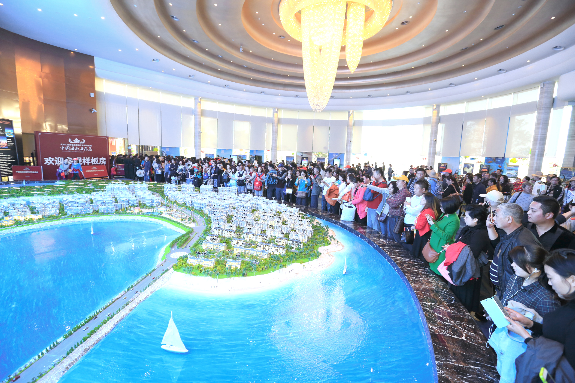 揭秘百余次調控為何仍萬人搶房的背后!