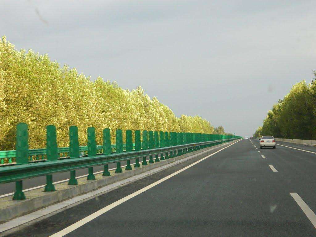 股票行情：地產股領跌 樂視網封盤漲停