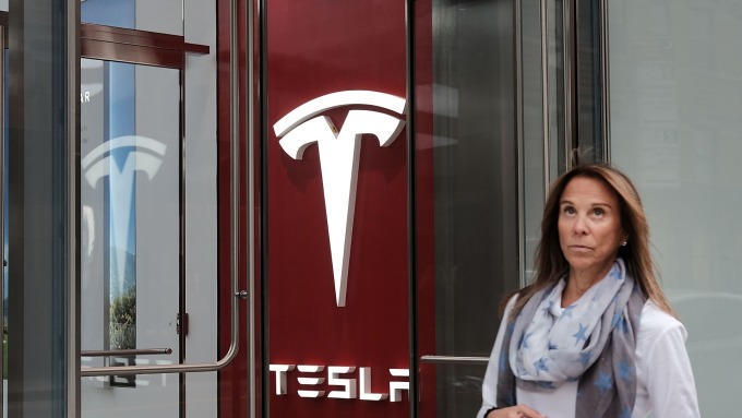 又不務正業？特斯拉出奇招推出限量沖浪板