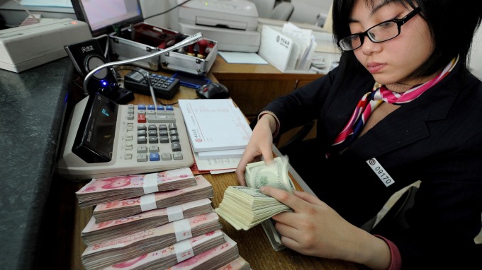 人民幣跌破6.9 分析師警告再貶下去新興市場恐重演2016年貨幣戰慘況