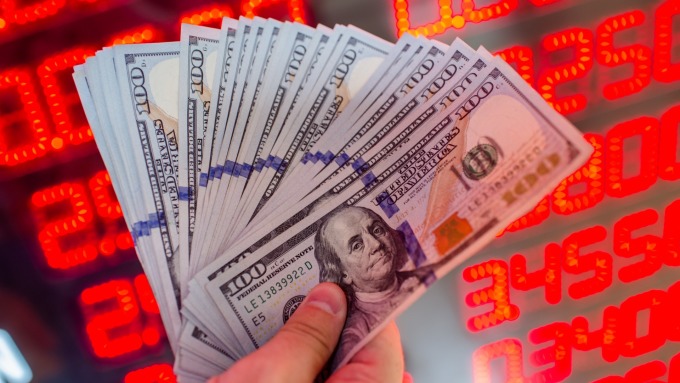 貿易沖突升級帶來避險買盤美元上漲英鎊先升后貶