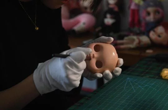 創業資訊：80后美女改娃師 替娃娃“整容”竟月