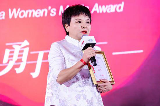 中國女企業家捐款近百億！國內卻少有人知！