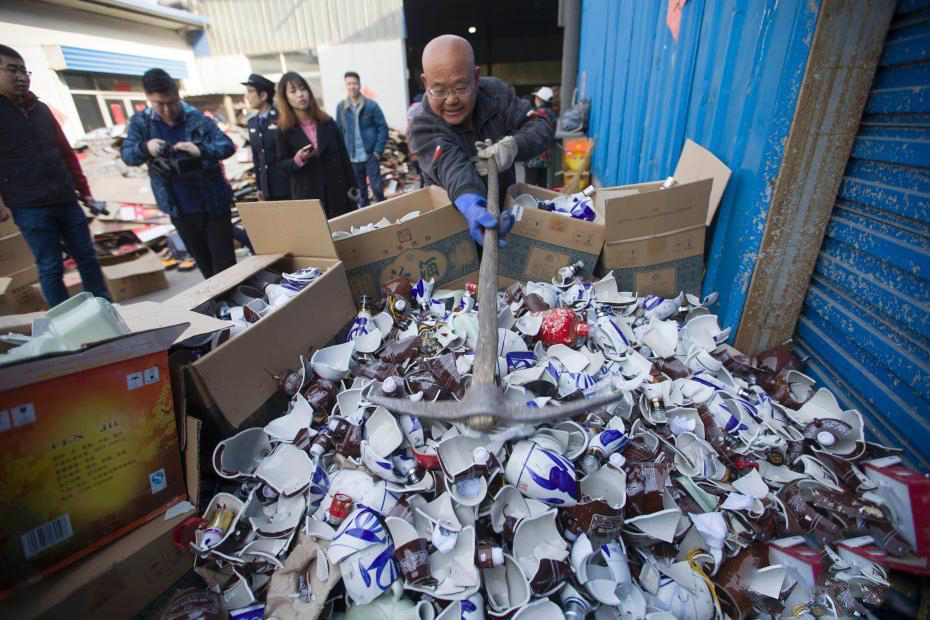 創業資訊:3.15國際消費者權益日臨近 警方銷毀假酒2萬余箱