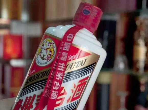 貴州茅臺:為什么酒瓶子上要掛個“紅飄帶”? 貴州茅臺:為什么酒瓶子上要掛個“紅飄帶”?