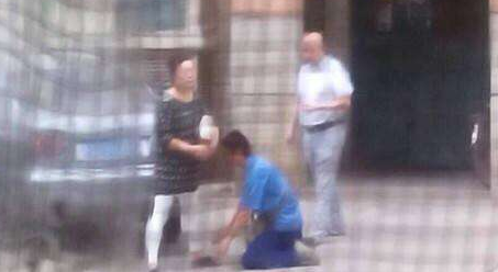 快遞員遭投訴下跪