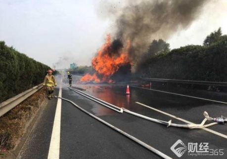 貨車高速突發(fā)火災(zāi)，4500多件雙11包裹被大火吞噬