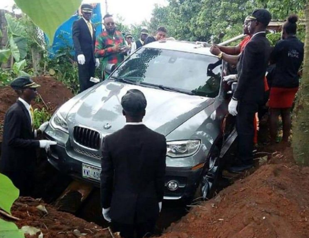 遺體裝在了一輛全新的豪華寶馬車里下葬。